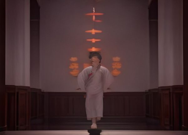 骚虎编辑团队正在工作，办公室内灯光温暖，桌面上整齐摆放着资料与屏幕，氛围专注而专业